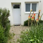 Beau Studio Equipe - Calme Et Confortable